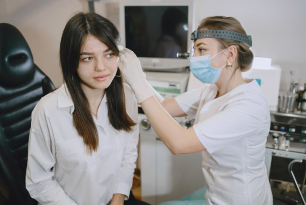 Врач из Волгограда посоветовала, как правильно чистить и лечить уши детям