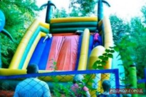 В Волжском 6-летний ребёнок сломал ногу на аттракционе