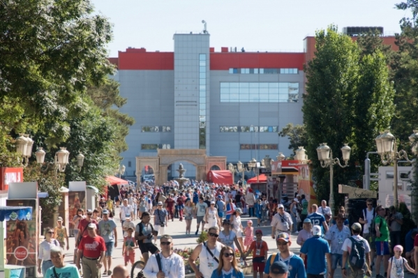 Болельщиков спасают от воцарившейся в Волгограде жары