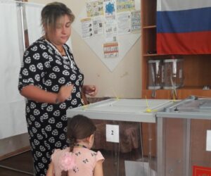 Самая известная суррогатная мать России проголосовала с детьми в Волгограде
