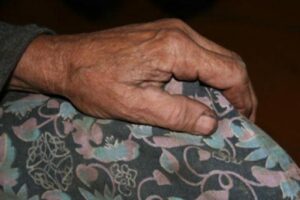 В Суровикинском районе банда избила пенсионерку за 1000 рублей и продукты