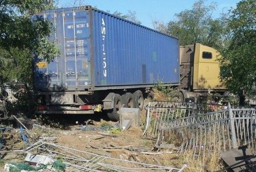 Грузовик протаранил десятки могил на кладбище Волгограда
