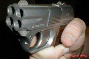 На юге Волгограда налетчик при задержании стрелял в охранника