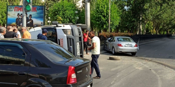 7 человек пострадали в ДТП с перевернувшейся маршруткой в Волгограде
