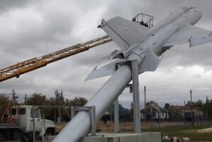 В Волгограде приступили к покраске фюзеляжа самолета-памятника