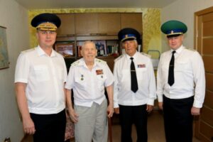 В Волгограде поздравили с 95-летием ветерана Виктора Тупикова