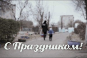 В Волгограде сотрудница МВД поздравила всех мам собственной песней