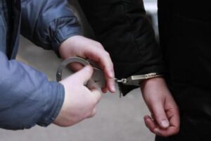 Две волгоградки обокрали пенсионера в лифте