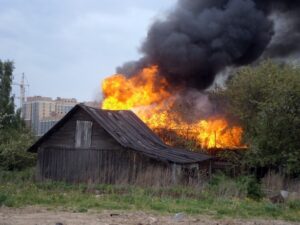 В Волгоградской области при пожаре в доме пострадал пенсионер