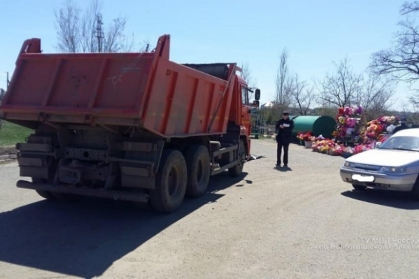 «Ее будто переехал грузовик»: От чего умерла женщина прямо на волгоградском кладбище?