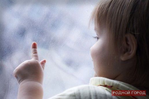 Под Волгоградом 2-летний мальчик упал на грядки из окна 3 этажа