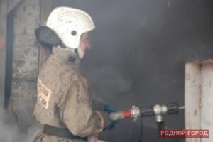 В Волгограде подожгли квартиру: семью из 3-х человек спасли