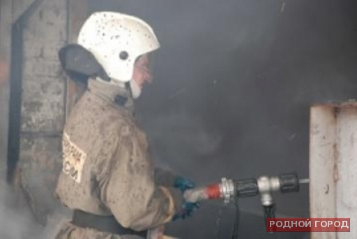 В Волгограде подожгли квартиру: семью из 3-х человек спасли