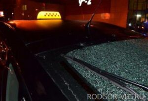 Волжанка испинала автомобиль не уступившего ей дорогу таксиста