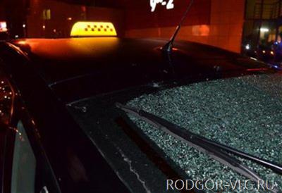 Волжанка испинала автомобиль не уступившего ей дорогу таксиста