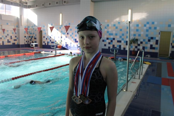Юная пловчиха посвятила победы космонавтам