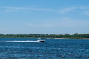 В Волгограде ищут мужчину, пропавшего после катания на лодке