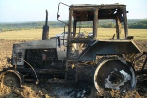 На юге Волгограда неизвестные вечером подожгли трактор