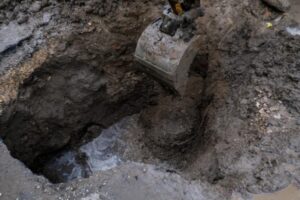 Жители центра Волгограда временно остались без воды из-за ремонта водовода