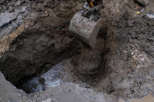Жители центра Волгограда временно остались без воды из-за ремонта водовода