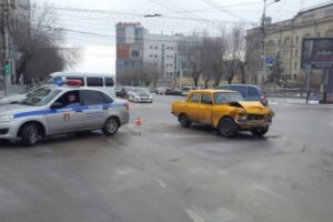 В центре Волгограда столкнулись «Москвич» и Kia Sportage