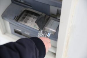 Как мошенники выводят деньги с банковских карт: а ваша карточка в безопасности?