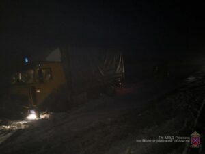 Автобус и два грузовика столкнулись на трассе в Волгоградской области
