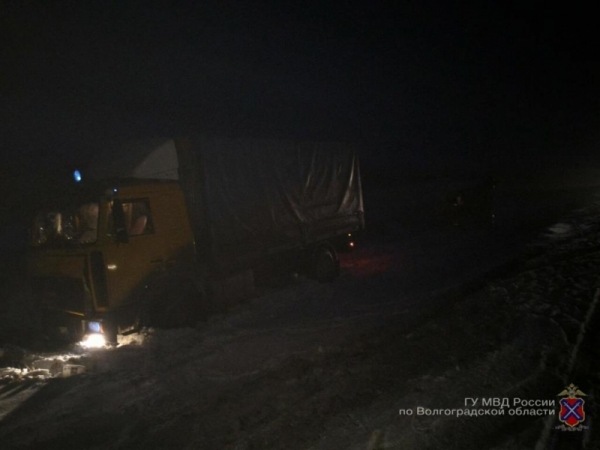 Автобус и два грузовика столкнулись на трассе в Волгоградской области