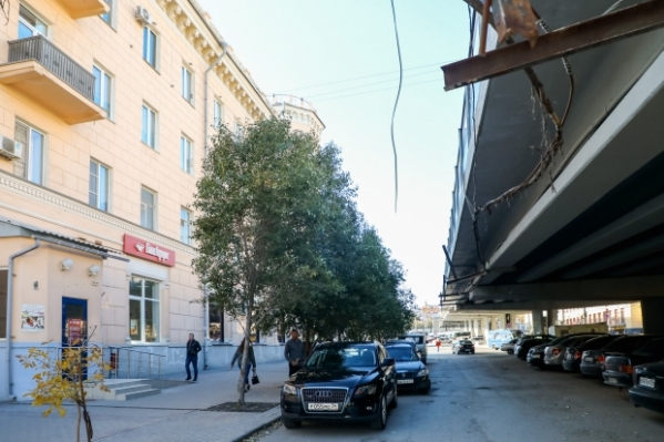 На мосту в центре Волгограда закрепили «опасный» кабель