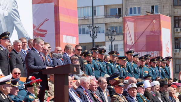 В центре Волгограда тысячи людей пришли на парад Победы