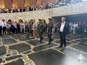 Волгоградцы передали в Саратов частицу Вечного огня с Мамаева кургана