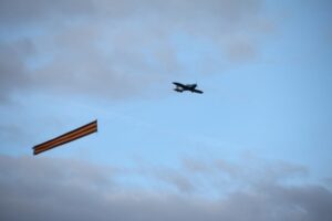 Волгоградцы увидели в небе самолет с огромной георгиевской лентой
