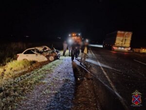 На трассе под Волгоградом водитель легкового авто погиб в ДТП с КамАЗом