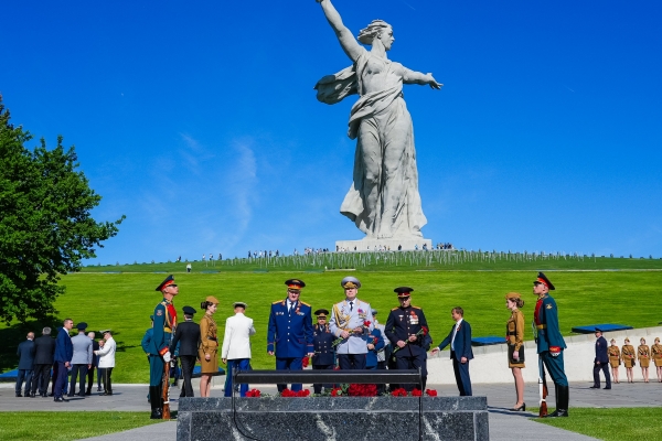 На Мамаевом кургане волгоградцы почтили память защитников Отечества